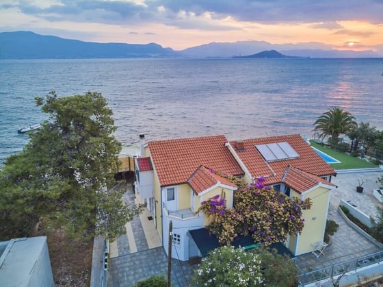 Fascinating beachfront villa with swimming pool and pier on, picture 7