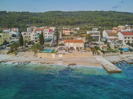 Fascinating beachfront villa with swimming pool and pier on, picture 3