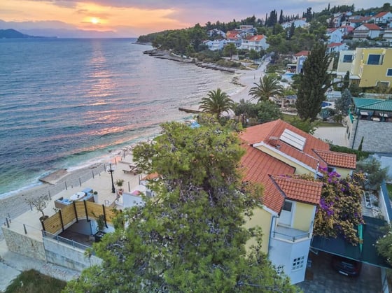 Fascinating beachfront villa with swimming pool and pier on, picture 5