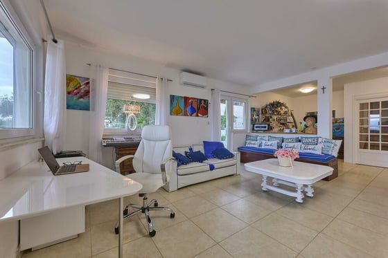 Fascinating beachfront villa with swimming pool and pier on, picture 10
