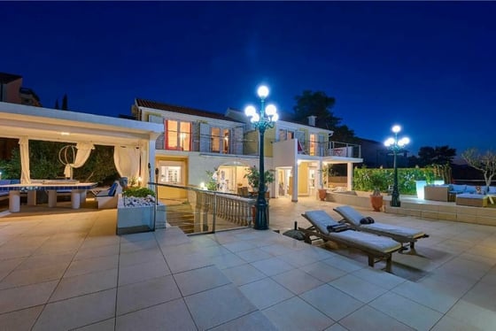 Fascinating beachfront villa with swimming pool and pier on, picture 1