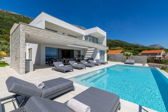 Exceptional modern villa with panoramic sea views near Split, picture 1