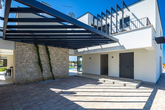 Two luxury villas with swimming pools in a peaceful setting, picture 4