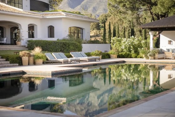 Exceptionally Designed Mansion Captivates With Its Elegance, picture 3