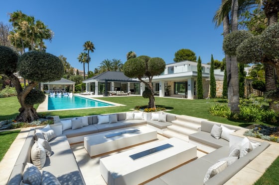 An awe-inspiring frontline golf villa brand new in Marbella, picture 1