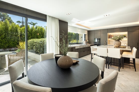An awe-inspiring frontline golf villa brand new in Marbella, picture 7