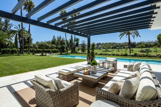 An awe-inspiring frontline golf villa brand new in Marbella, picture 2