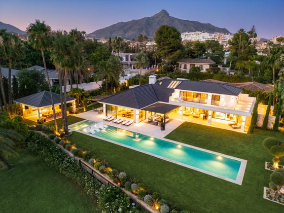 An awe-inspiring frontline golf villa brand new in Marbella, picture 18