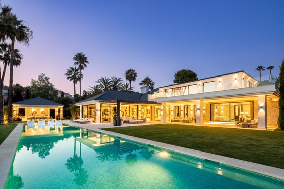 An awe-inspiring frontline golf villa brand new in Marbella, picture 17