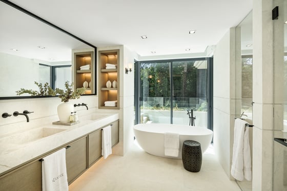 An awe-inspiring frontline golf villa brand new in Marbella, picture 10