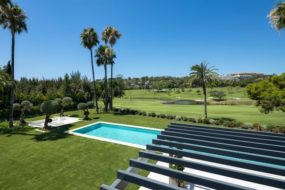An awe-inspiring frontline golf villa brand new in Marbella, picture 16
