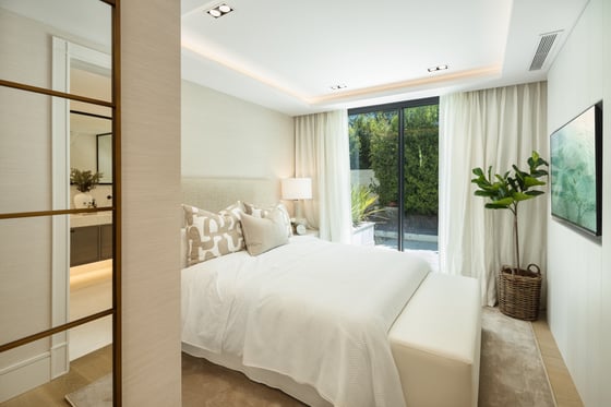 An awe-inspiring frontline golf villa brand new in Marbella, picture 9