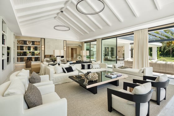 An awe-inspiring frontline golf villa brand new in Marbella, picture 4