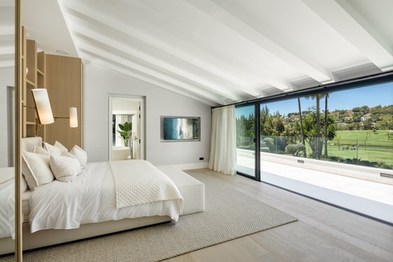 An awe-inspiring frontline golf villa brand new in Marbella, picture 8