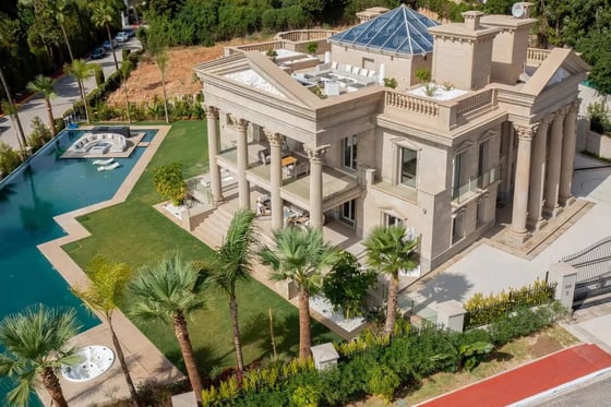 An architecturally unique, south-facing property in Marbella, picture 1