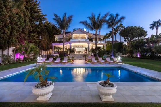 Luxury Beachfront Estate Frontline Puerto Banús Picasso Pool, picture 1