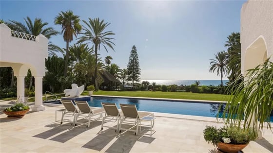 Iconic Frontline Beach Estate with Private Beach Access, picture 3