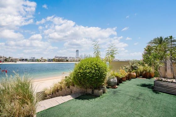 Desirable Frond | Private Beachfront Living, picture 1
