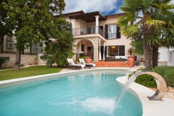 Exceptional villa in Umag first line to the sea, with swimmi, picture 2