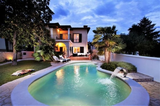 Exceptional villa in Umag first line to the sea, with swimmi, picture 1