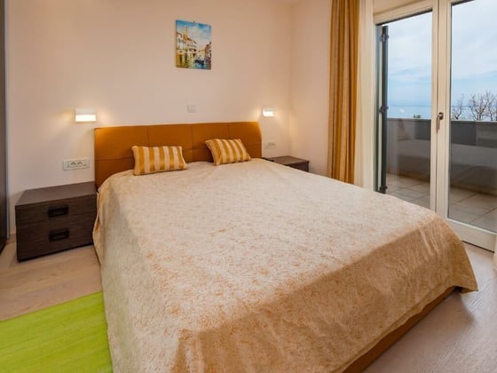 Fantastic secluded villa, first row to the sea, in Moscenick, picture 10