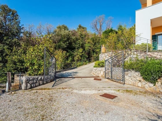 Fantastic secluded villa, first row to the sea, in Moscenick, picture 17