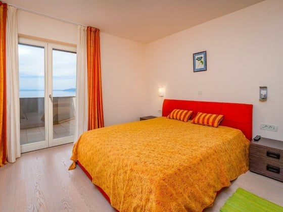 Fantastic secluded villa, first row to the sea, in Moscenick, picture 12