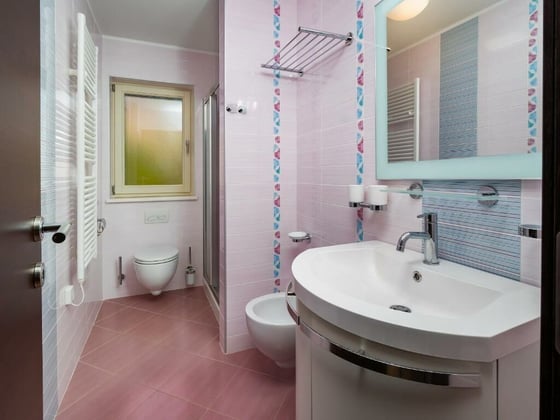 Fantastic secluded villa, first row to the sea, in Moscenick, picture 13