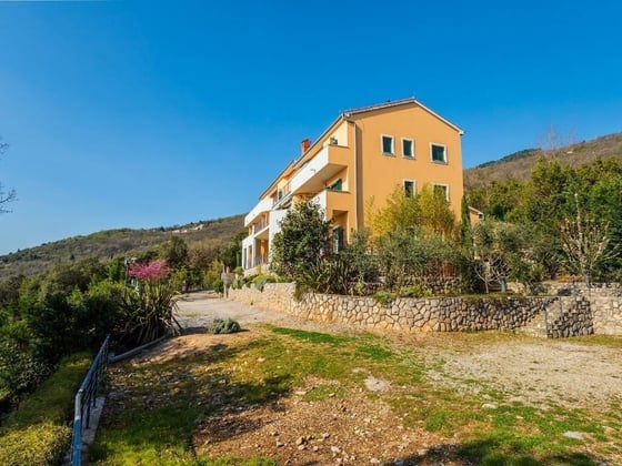 Fantastic secluded villa, first row to the sea, in Moscenick, picture 2