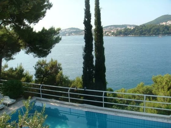 Unique magnificent villa with a swimming pool on the FIRST L, picture 2