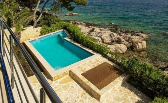 Unique property with two swimming pools first line to the se, picture 2
