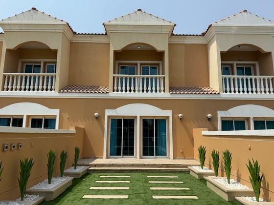 Fully Upgraded Townhouse | Park Backing | Vacant, picture 2