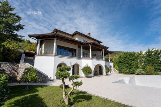Unique luxury villa with pool and panoramic view in Icici, O, picture 1