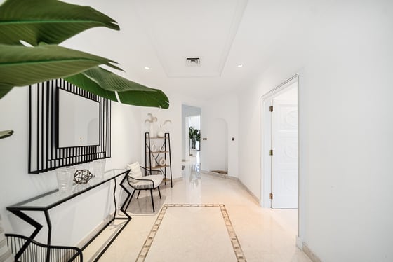 High No. | Immaculate Condition | Fully Furnished, picture 2