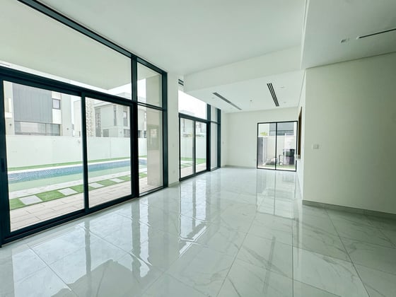Ready to Move | Large Corner Plot | Private Pool, picture 3