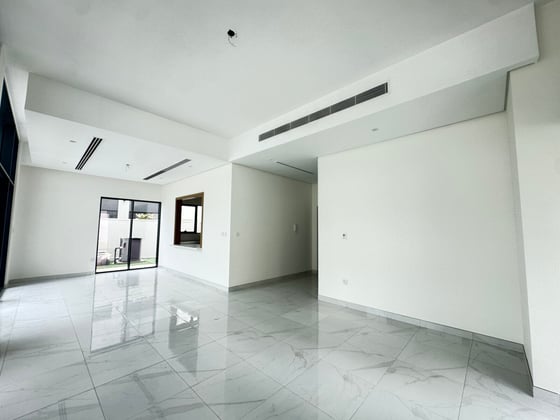 Ready to Move | Large Corner Plot | Private Pool, picture 4