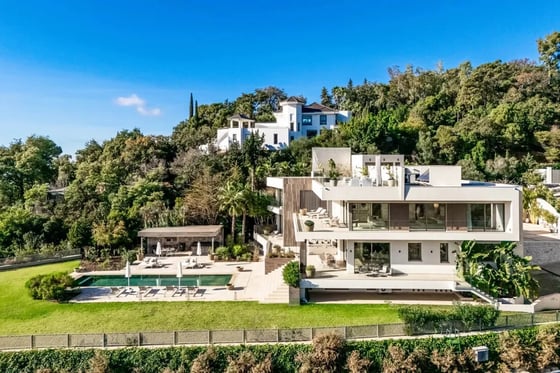 New Breathtaking Modern Luxury House with Panoramic Views, picture 1
