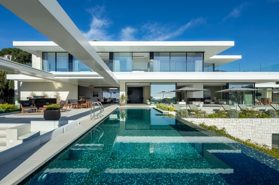 A contemporary home for sale in the exclusive El Madroñal, picture 1