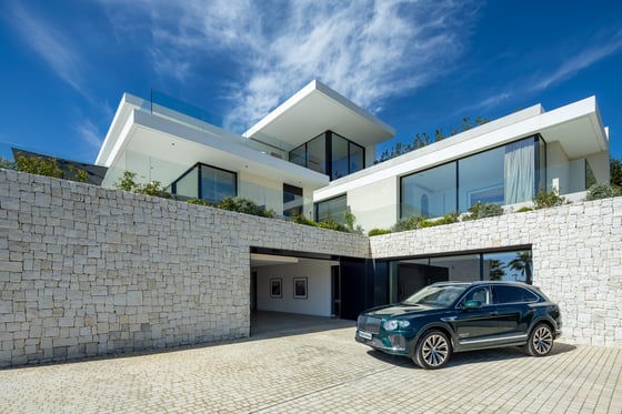 A contemporary home for sale in the exclusive El Madroñal, picture 2