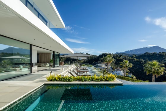 A contemporary home for sale in the exclusive El Madroñal, picture 10