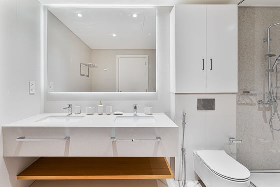 Stunning 2BR | Vacant | High Floor | Sea View, picture 24
