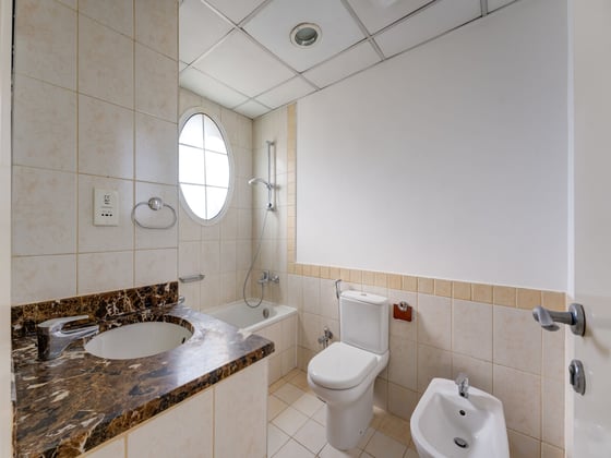 Lake View | Renovation Potential | Prime Location, picture 12