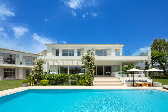A private oasis nestled in an enviable front-line golf, picture 3