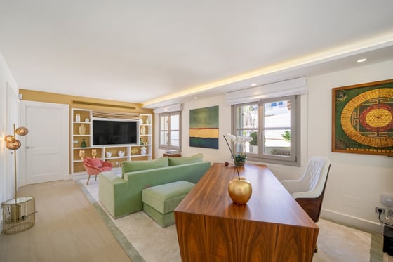 A private oasis nestled in an enviable front-line golf, picture 8