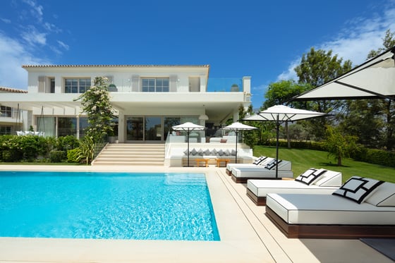 A private oasis nestled in an enviable front-line golf, picture 1