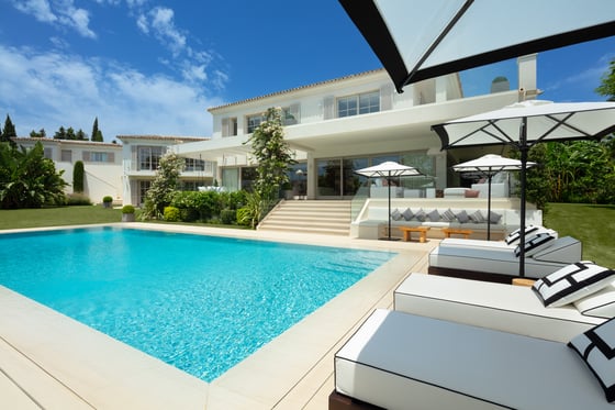 A private oasis nestled in an enviable front-line golf, picture 2