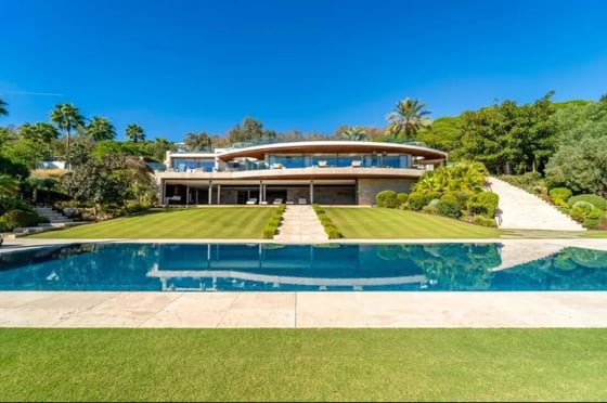 Living in overwhelmed by its opulence in Sotogrande gated 24, picture 2
