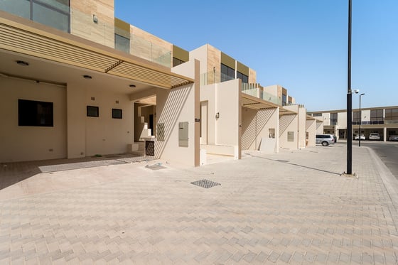 Best Price | Vastu | Single Row | On Park, picture 2