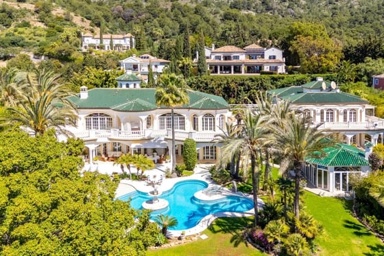 Elegant Estate in Cascada de Camoján with 3 Villas gated, picture 1
