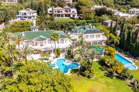 Elegant Estate in Cascada de Camoján with 3 Villas gated, picture 2